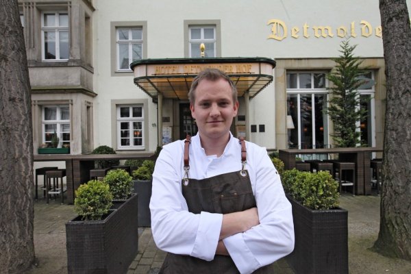 Vor seiner Wirkungsstätte: Jan Diekjobst (25) ist der neue Pächter des Detmolder Hofs. Mit seinem jungen Team möchte er neue Akzente in dem Traditionshaus setzen. - © Vera Gerstendorf-Welle