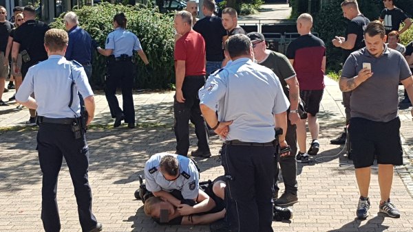 Zugriff: Die Polizei nimmt einen der Rechten fest. Er bekommt eine Strafanzeige wegen Körperverletzung. - © Marianne Schwarzer