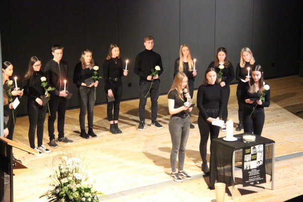 Schüler des Stadtgymnasiums zünden Kerzen für die Opfer des Nationalsozialismus an. - © Kirsten Fuhrmann