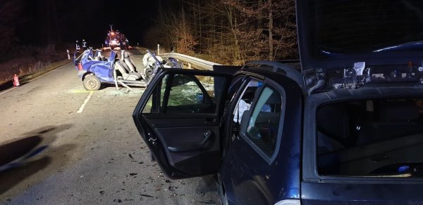 Bei dem Verkehrsunfall wurde ein Mensch im Fahrzeug eingeklemmt. - © Feuerwehr Lügde