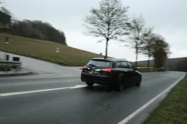 Bis zu 120 Schwerlastfahrzeuge täglich und eine hohe Verkehrsdichte: Die Einmündung zum Steinbruch Schiewe an der B 1 soll auf Antrag der SPD Barntrup mit einem Überholverbot entschärft werden. - © Sylvia Frevert