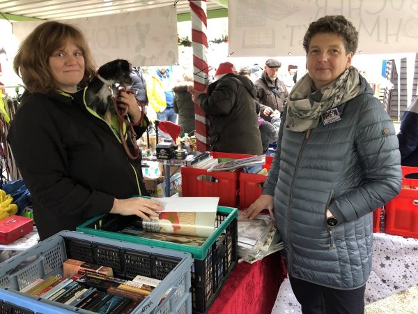 Literatur: Bianca Lehmann (links) steht mit Hund Bella am Bücherstand von Susanne Solms. - © Sven Kienscherf