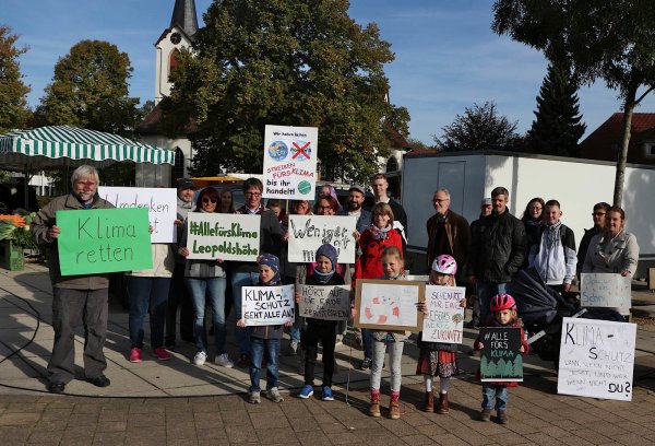 Für Klimaschutz: Im September beteiligten sich einige Leopoldshöher aller Generationen an der weltweiten Klimaschutzdemonstration, zu der die Bewegung Fridays für Future aufgerufen hatte. Jetzt soll der Gemeinderat den Klimanotstand für Leopoldshöhe ausrufen und sich zu Klimaschutzzielen verpflichten. Das sieht ein Antrag des Naturschutzbundes Leopoldshöhe vor. - © Thomas Dohna