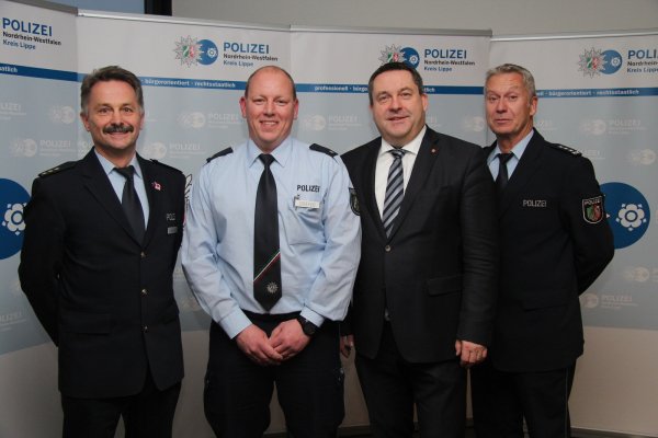 Ist das Gesicht der Polizei in Leopoldshöhe: Daniel Dreyer (2. von links), flankiert von Jürgen Siebel (links), Landrat Axel Lehmann und Heinz Wieler. - © Dieter Asbrock
