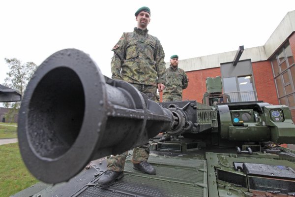 Auf dem „Puma": Die Oberstabsgefreiten Jan Reckendrees und Stefan Söchtig präsentieren den neuen Schützenpanzer. Er hat sehr viel mehr digitale Technik und löst den „Marder" ab. - © Vera Gerstendorf-Welle