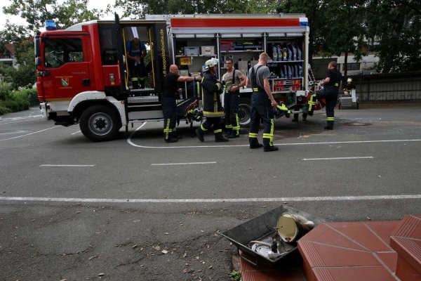 Brandursache: Im Metallkorb liegen die Reste eines Wasserkochers. Er war in der Küchenzeile des Lehrerzimmers in Brand geraten. Einsatzkräfte der Leopoldshöher Freiwilligen Feuerwehr bekämpften den Brand. - © Thomas Dohna
