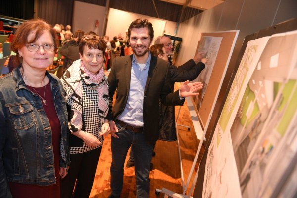 Die Pläne werden präsentiert von (von links) Projektleiterin Andrea Berger (Kreis Lippe), Schulleiterin Gudrun Laag und Goldbeck-Projektmanager Damian Grzonka. - © Nicole Ellerbrake
