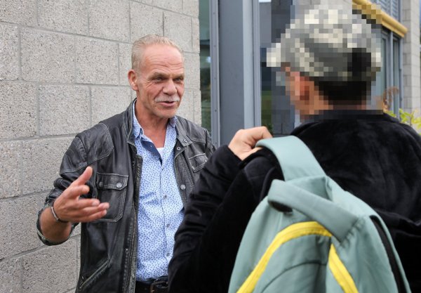 Gehen von Diskriminierung aus: Heinz Brenner ist befreundet mit dem 27-jährigen Jordanier, der in Detmold studiert. Der Student, der anonym bleiben will, vermutet, dass er aufgrund seiner Herkunft nicht in einem Fitnessstudio in der Detmolder Innenstadt trainieren darf. - © Bernhard Preuß