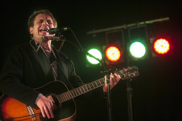 Musik im Rampenlicht: Mike Gorsch vom Duo „Replay" spielte auf seiner Gitarre Rock- und Pop-Songs. - © Laurenz Tegethoff
