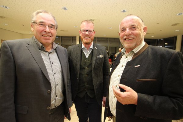 Friso Veldink (Mitte), gerade nominierter CDU-Bürgermeisterkandidat, mit Amtsinhaber Friedrich Ehlert (links) und dem Gemeindeverbandsvorsitzenden Klaus Nolting. - © Jens Rademacher