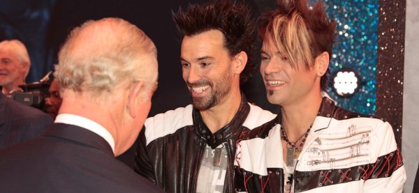 Andreas (Mitte) und Chris Ehrlich im Jahr 2018 mit dem heutigen König Charles III. - © Ehrlich Brothers