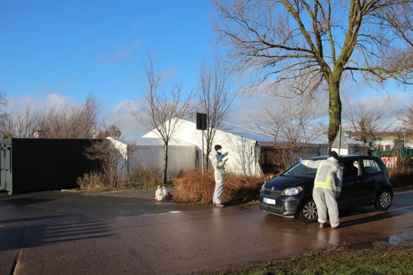 150 Abstriche wurden am allen am Samstag genommen. Das Foto zeigt das Drive-In-Diagnosezentrum am Hangar, wo mittlerweile ein Zelt aufgebaut wurde. Die Menschen werden von Helfern in Schutzkleidung in Empfang genommen und bleiben im Auto sitzen.  - © Kreis Lippe
