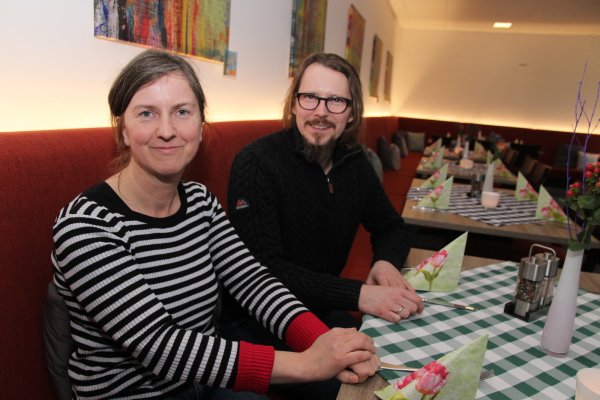 In Bielefeld gaben Manuela und Herbert Spriewald die Leitung eines Restaurants mit Hotelbetrieb auf, um die „Oase" übernehmen zu können. „Wir fühlen uns Augustdorf sehr verbunden", sagen sie. Zu Ihrem Team gehören sieben Küchen- und Servicekräfte. - © Knut Dinter