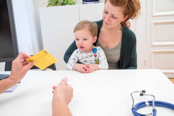 Die Ständige Impfkommission empfiehlt mehrere Schutzimpfungen für Kleinkinder und Säuglinge. - © picture alliance