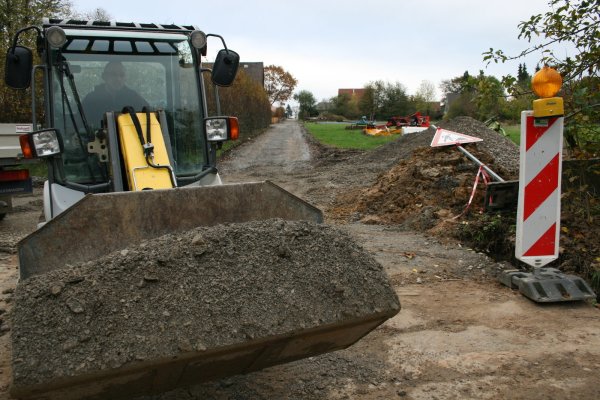 Letzte Arbeiten: die Bauarbeiten am Denkmalweg in Hummerbruch sollen bis Ende Oktober fertig sein. Weitere Straßen stehen auf der Prioritätenliste der Gemeinde Extertal. - © Sylvia Frevert