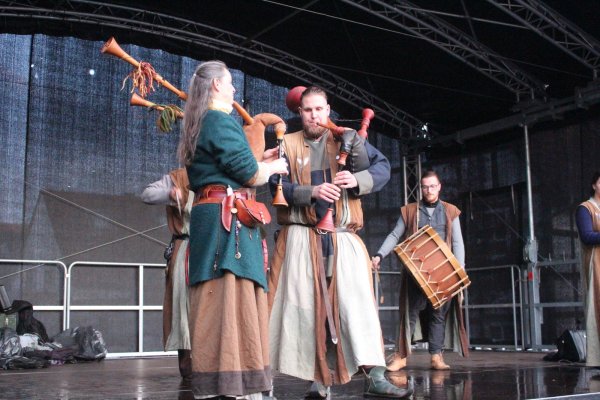 Mit einer Klangmischung aus Dudelsack, Trommel und Violine lässt die Band „Unvermeydbar" das Publikum in die Welt des Mittelalters abtauchen. - © Michaela Weiße