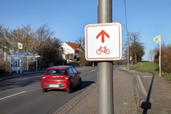 Das Schild ist zwar da, aber der ohnehin lückenhafte Radweg an der Braker Straße endet in Richtung Lemgo derzeit noch auf der Kuppe des Apenbergs. - © Bernahrd Preuss