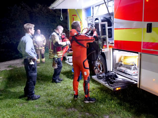 Für die Suche nach einem vermissten Schwimmer machen sich Taucher der Paderborner Feuerwehr einsatzbereit. - © Ralph Meyer
