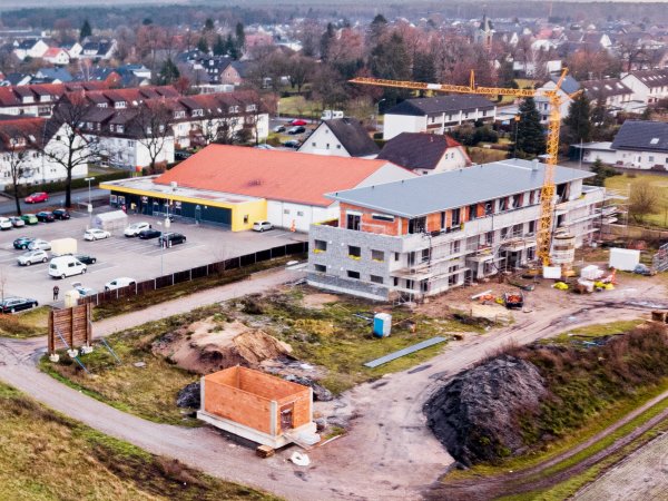 Am Kirchweg hinter dem Netto entstehen gerade etwa 40 Wohnungen in vier Häusern. Der Bauunternehmer überlegt zudem, ob er eine Pflege vor Ort anbieten wird. - © Torben Gocke