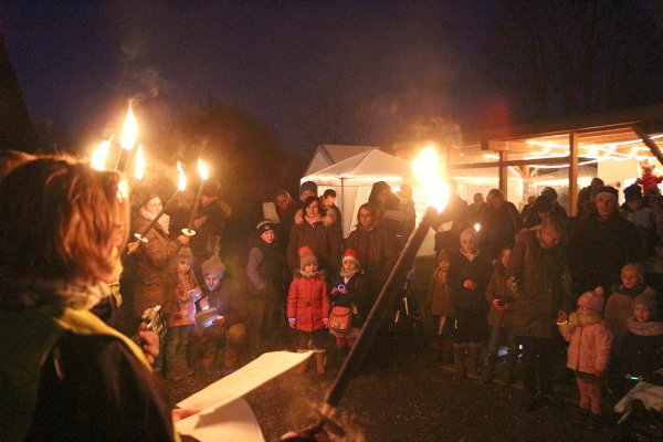 Corinna Werner von der Turnabteilung des TuS Asemissen hat das Lichterfest für die Turnkinder organisiert und singt mit den gekommenen 150 Kindern und Eltern. - © Thomas Dohna