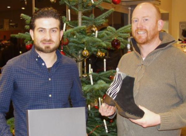 Ahmad Sayed Ali aus Syrien (links) mit seinem Chef Jan Willer, dem Geschäftsführer des Langenholzhauser Schuhhauses. - © Wulf Daneyko