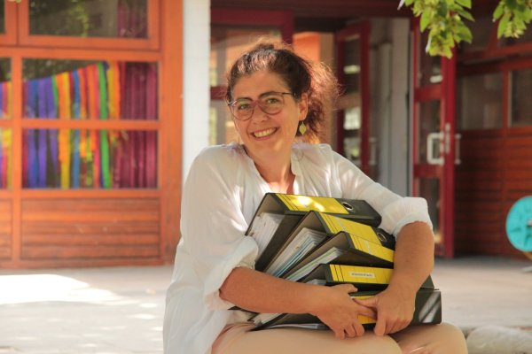 Viel Schriftkram vor der Brust: Kindergartenleiterin Saskia Meier-Ortwein arbeitet mit ihrem Team daran, dass die Kita am Flüt das nächste Lemgoer Familienzentrum wird. - © Till Brand