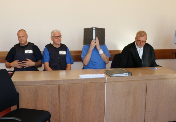 Andreas V. wird am vergangenen Freitag von medizinischem Personal begleitet. Fünf Minuten dauerte die Verhandlung. - © Kateryna Akulenko