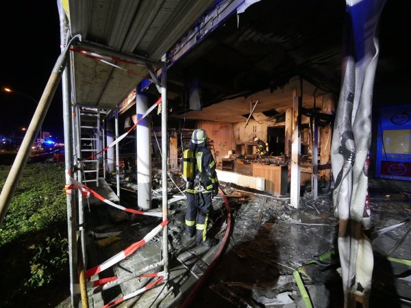 Brand eines Back-Shops in einem Wohn- und Geschäftsgebäude am Kreisverkehr Hauptstraße/Berliner Straße und Heeper Straße - © Archivfoto: Jost Wolf