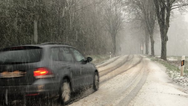  Plötzlicher Schneefall hat den lippischen Norden durchgewirbelt - wie hier zwischen Lieme und Papenhausen.  - © Till Brand