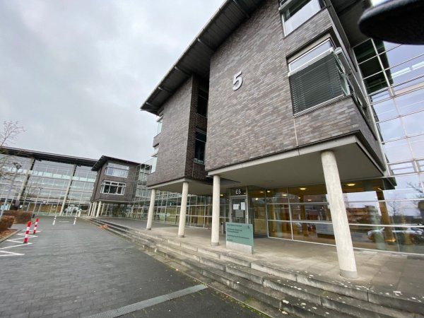 Für die Corona-Bekämpfung hat das Gesundheitsamt des Kreises Gütersloh derzeit 125 Vollzeit-Stellen. Aktiv sind sechs Bundeswehr-Soldaten und viele befristet Angestellte. Für 49 Stellen wird Personal gesucht. - © Burkhard Hoeltzenbein