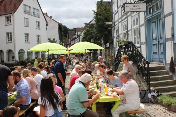 In guter Gesellschaft: Beim dritten Bürgerbrunch erfreuen sich die Teilnehmer am fröhlichen Beisammensein in der Schwalenberger Ortsmitte. - © Joline Heller