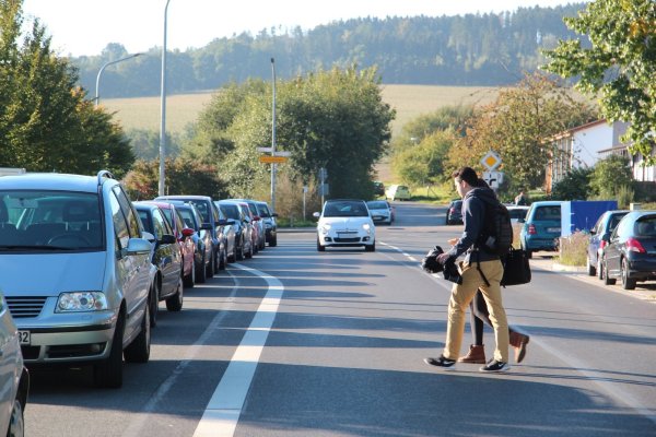 Um den Verkehr zu steuern, hat die Stadt eine Stellplatz-Satzung auf den Weg gebracht. Die beschränkt die Fläche und sieht Ablöse-Summen vor. - © Archivbild Till Brand