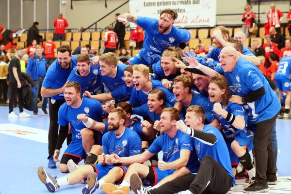 „Tulpe“ on top: Die Lemgoer „Blaumänner“ inklusive Physiotherapeutin Frederike Saaksmeier feiern nach dem 26:23-Sieg in Ludwigshafen die Final-Four-Teilnahme. Über allen thront Fabian van Olphen. - © Jörg Hagemann