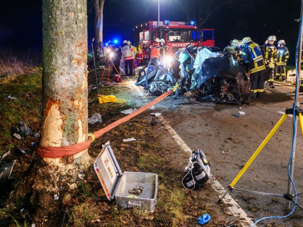 Der Mercedes wurde bei dem Unfall in der Nähe von Bad Wünnenberg-Leiberg nahezu vollständig zerstört. - © Ralph Meyer