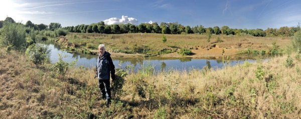 Eine Idylle unweit des Stadtzentrums: Manfred Hielscher hat in den Hoffmannswiesen unzählige Bäume geplanzt. Diese Eichen-Reihe nach des Bega-Ufers wächst seit rund vier Jahren heran. - © Thomas Reineke
