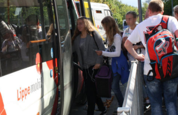 Schulschluss: Nach dem Unterricht warten die Schüler darauf, dass sie in den Bus steigen können. - © Archiv: Freya Köhring
