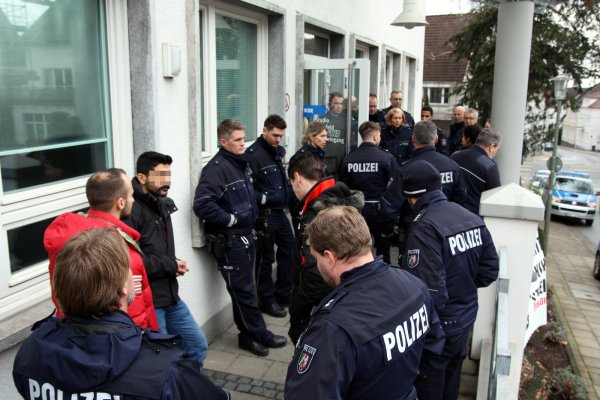 Neun Demonstranten stürmen das WDR-Studio, um auf die Hungerstreikenden in der Türkei aufmerksam zu machen. Die Besatzungen von elf Polizeiwagen eilen zur Lortzingstraße, um die Situation zu deeskalieren. - © Jens Reichenbach