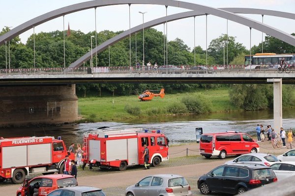 In Minden wird ein 18-jähriger Taiwanese vermisst. Die Retter suchen in der Weser nach ihm. - © Nadine Schwan/MT