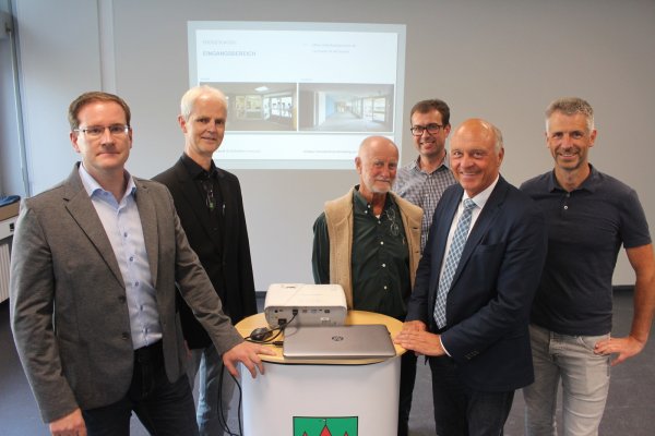 Die Architekten Günther Wachter (von links) und Stefan Brand von "Brand Architekten PartGmbB" aus Lemgo sowie Peter Hohenner, Vorsitzender des Schulausschusses, Andreas Wolf, Betriebsleiter der Blomberger Immobilien- und Grundstücksverwaltung (BIG), Bürgermeister Klaus Geise und Friedrich-Wilhelm Meier, Vorsitzender des Betriebsausschusses der BIG, haben den Gästen bei der Begehung der ehemaligen Hauptschulgebäude Fragen beantwortet. - © Michaela Weiße