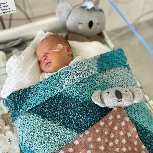 Das Baby von der A33 heißt Mateo und wurde am Sonntag um 19.35 Uhr geboren. Er wog bei seiner Geburt 2.930 Gramm und war 50 Zentimeter groß. - © St. Vincenz-Kliniken