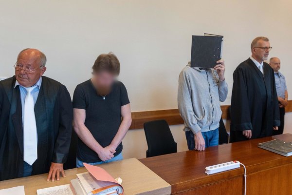 Die Angeklagten Mario S. und Andreas V. mit ihren Verteidigern Jürgen Bogner (links) und Johannes Salmen. - © Jannik Stodiek
