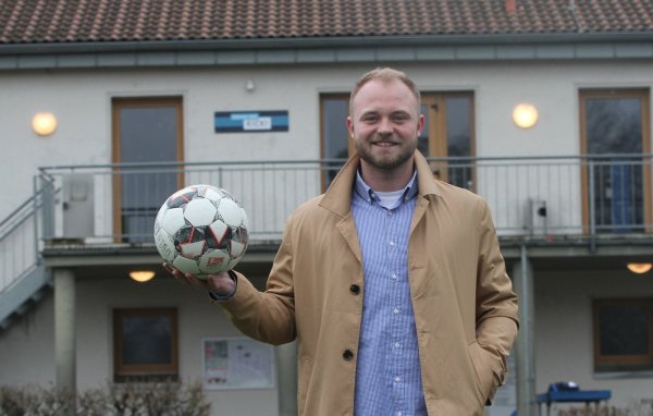 Vor dem Vereinsheim an der B239: Torjäger Kevin Pietsch. - © Sebastian Lucas