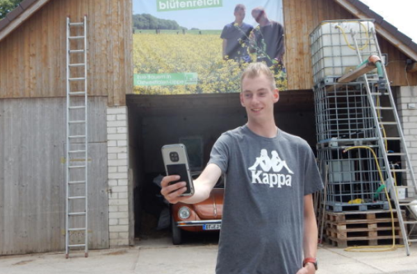 Öffentlichkeitsarbeit: Sebastian Horn ist Landwirt aus Leidenschaft. Die Erklärstücke in seinem Blog kommen sehr gut an. Gibt es sachliche Kritik, geht der Hörster darauf ein.  - © Astrid Sewing
