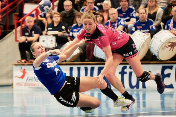 Neu im Blomberger Dress: Cara Hartstock (rechts) kommt aus Metzingen an die Ulmenallee. In dieser Szene bekämpft sie Celine Michielsen, der Hartstock am Kreis nachfolgt. - © Matthias Wieking