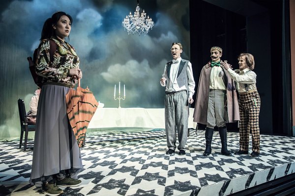 Welches Mädchen wird den Prinzen heiraten? Ds Bild zeigt Rebecca Oh, eine fremde Prinzessin, Andreas Jören als Kanzler, Irakli Atanelishvili als König und Nando Zickgraf als Minister des Hofstaates. - © Marc Lontzek/Landestheater Detmold