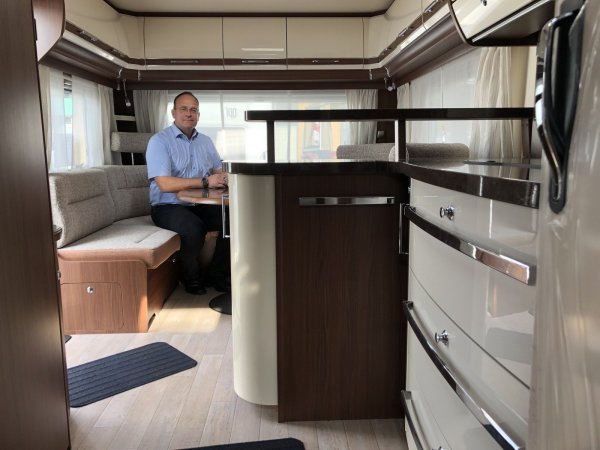 Unternehmer: Guido Ullrich sitzt in einem Wohnwagen auf dem Gelände seiner Firma an der Heerser Straße. Der Caravaning Industrie Verband (CIVD) freut sich über Zuwächse der Branche im zweistelligen Bereich. Allerdings geht Ullrich langsam der Platz für die mobilen Heime aus. - © Sven Kienscherf