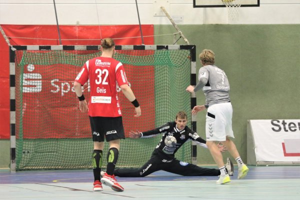 Da taucht er ab: All-Torwart Finn zecher meistert diesen Siebenmeter des Ahleners Mattes Rogowski. - © Oliver König