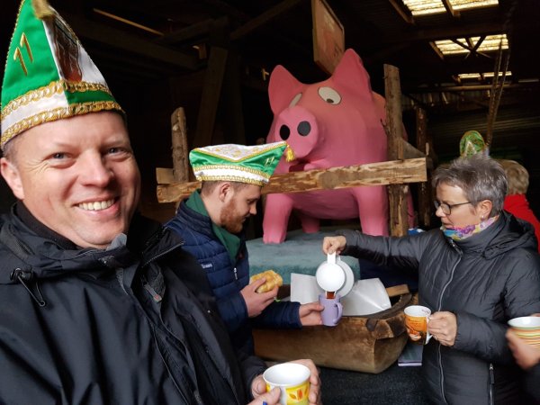 Steinheims Zugchef Karsten Husemann freut sich bei der Abnahme über den freundlichen Empfang in Elbrinxen mit Kaffee und Butterkuchen. Die Sau kann vor den kritischen Augen der Karnevalisten locker bestehen. - © Marianne Schwarzer