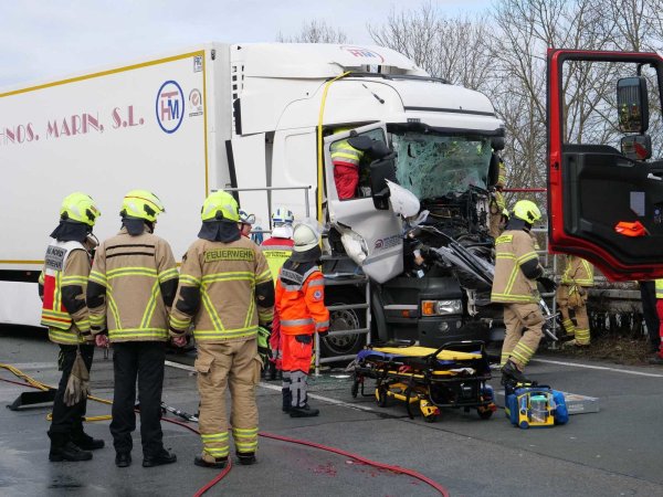 Herausfordernd: Einsatzkräfte der Paderborner Feuerwehr bei der technischen Rettung des eingeklemmten Sattelzugfahrers. - © Ralph Meyer
