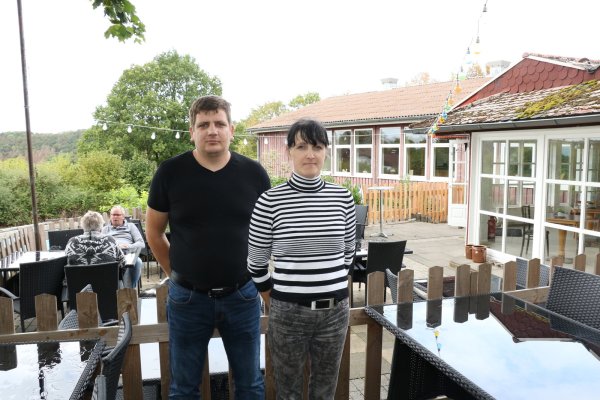 Neue Betreiber: (von links) Valdis Grube und Liga Kalnozola-Grube haben das „Gasthaus zum Grundberg" in Rott gepachtet. Zu dem Restaurant nahe dem Ferienpark gehören auch ein Biergarten und ein Minigolfplatz. - © Till Sadlowski